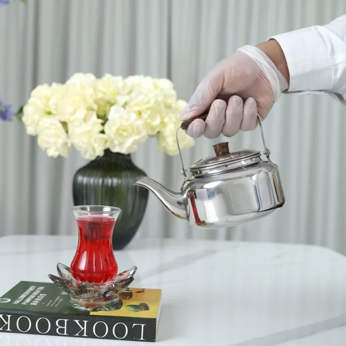أبريق من الستانلس ستيل كلاسيكي - فضي وبني - 1 ليتر c5bf20615d7c599c69909954a385f3ca